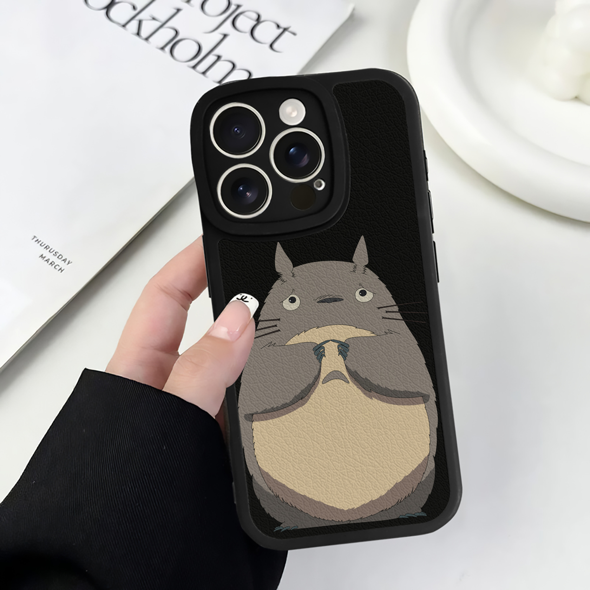 （画像用） となりのトトロ 草壁メイ 草壁サツキ My Neighbor Totoro Satsuki Kusakabe Mei Kusakabe 【iPhone 16シリーズ対応】シリコンスマホケース（レザー調） 材質：シリコン
